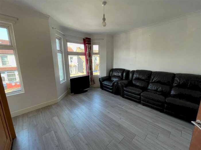 3 Bedroom Flat To Rent In Townsend Road, Southall, Middlesex, UB1
