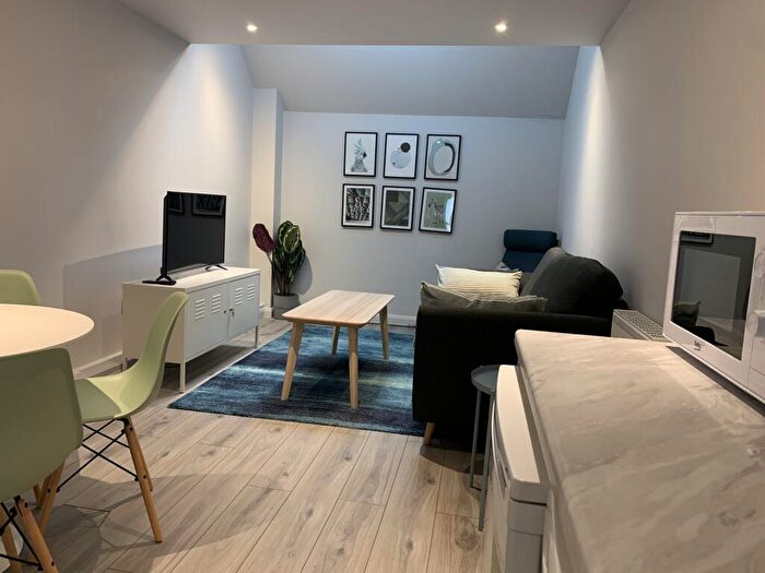 2 Bedroom Flat To Rent In Bedroom Apartment // Available Early September!, LN5