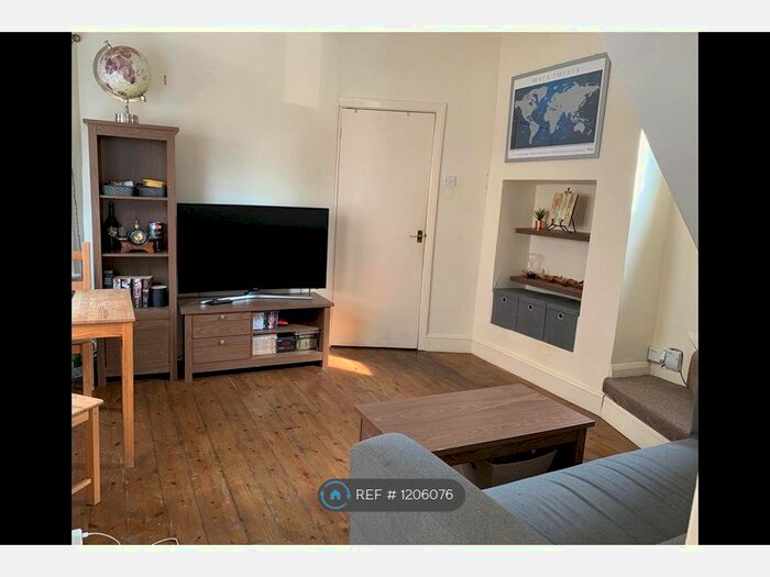 2 Bedroom Maisonette To Rent In Griffin Road, London, SE18