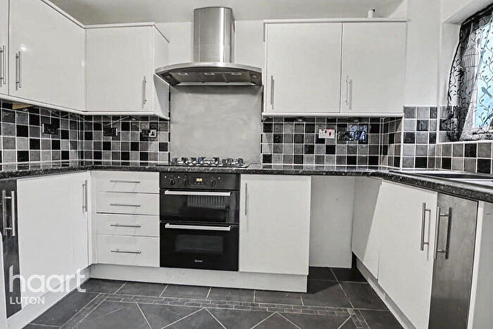 2 Bedroom Terraced House For Sale In Links Way, Luton, LU2