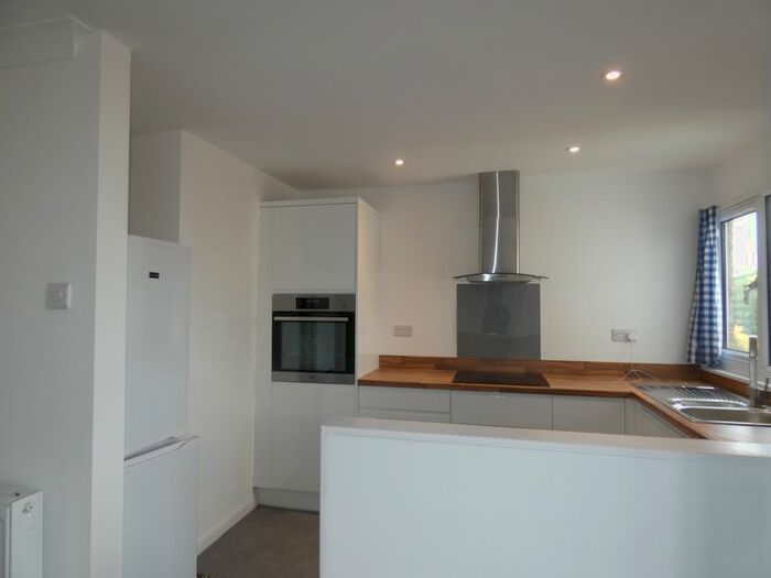 2 Bedroom Bungalow To Rent In Marina Close, Brixham, TQ5