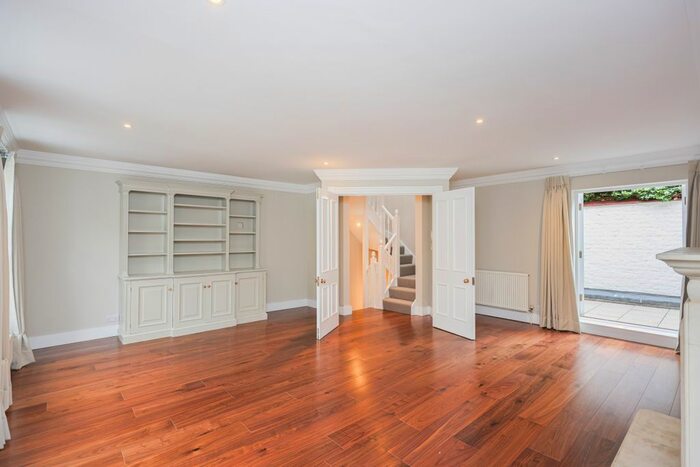 2 Bedroom Town House To Rent In Farrier Walk, Chelsea, SW10