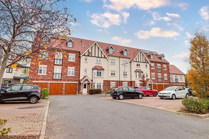 1 Bedroom Flat For Sale In Albany Court, Leigh-On-Sea, SS9
