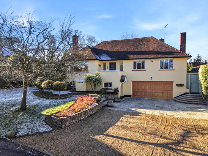 5 Bedroom Detached House For Sale In Manor Walk, Weybridge, Surrey, KT13