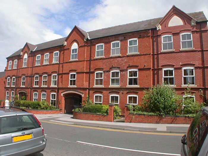 2 Bedroom Flat To Rent In Crescent House, Mount Pleasant, Redditch, B97
