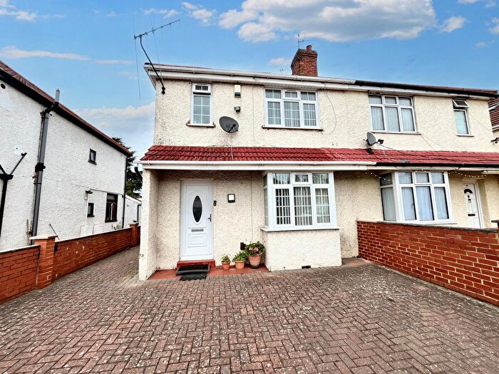 3 Bedroom Semi-Detached House To Rent In Furnival Avenue, Slough, SL2