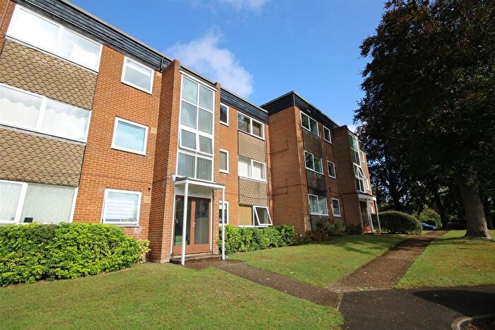 1 Bedroom Flat To Rent In Rossiter Lodge, Rosetrees, Guildford, GU1