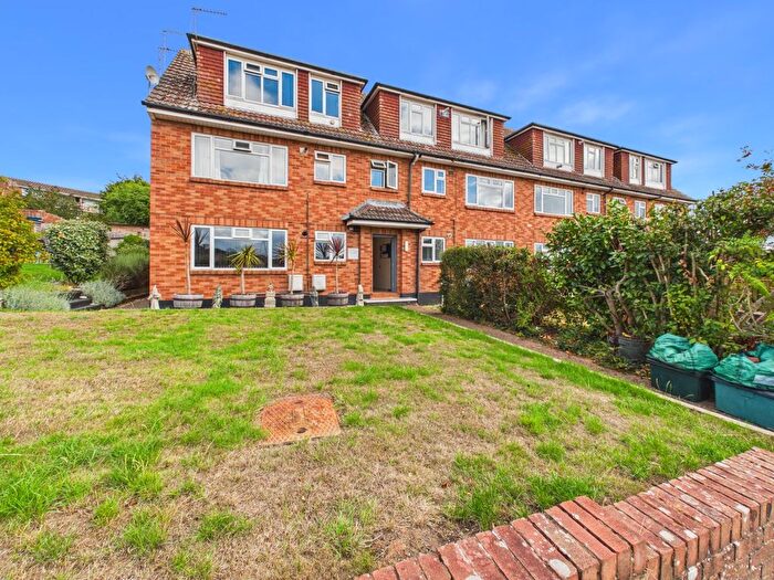 2 Bedroom Flat To Rent In Mount Pleasant Court, Exmouth, EX8