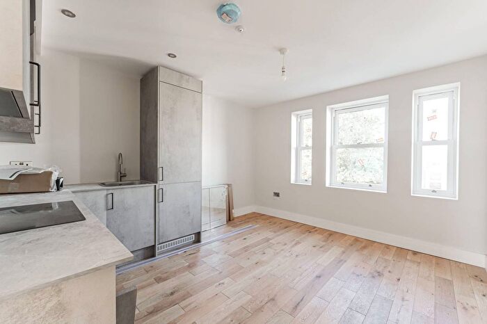 2 Bedroom Flat For Sale In Garratt Lane, Tooting, SW17