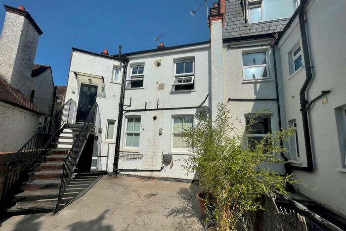 2 Bedroom Flat To Rent In West Byfleet Village, KT14