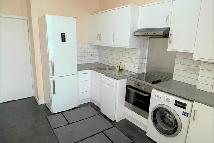1 Bedroom Flat To Rent In Lessingham Avenue, London, SW17
