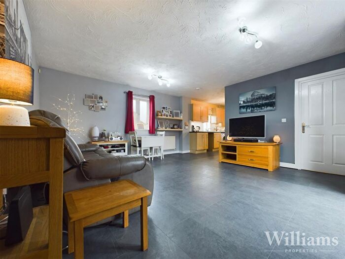 2 Bedroom Flat For Sale In Crowell Mews, Aylesbury, HP19