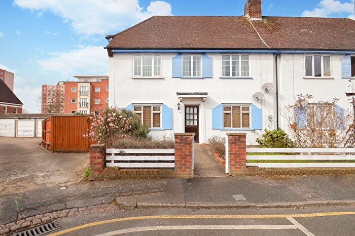 2 Bedroom Flat To Rent In Beechwood Gardens, Slough, Berkshire, SL1