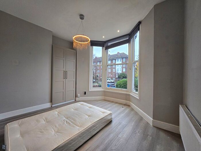 1 Bedroom Flat To Rent In Downs Park Road, London, E8