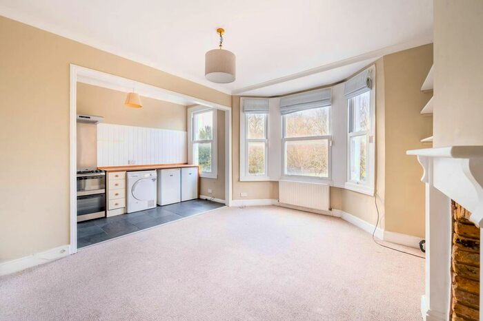 2 Bedroom Flat To Rent In Fulham Palace Road, Bishop's Park, London SW6
