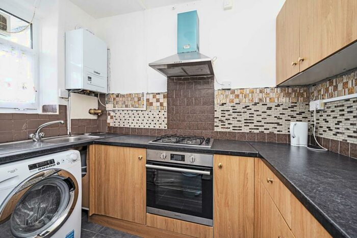 3 Bedroom Flat To Rent In Stamford Hill, Stamford Hill, London, N16