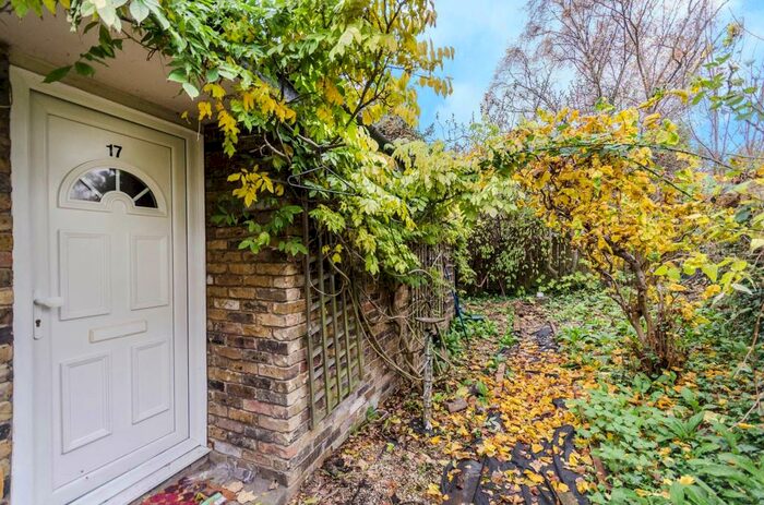 1 Bedroom Bungalow To Rent In Burrow Walk, Herne Hill, London, SE21
