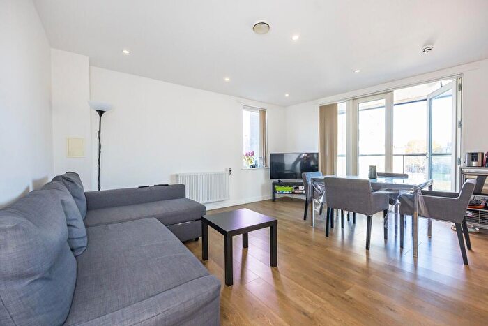 3 Bedroom Apartment To Rent In Queensbury House, Poplar, E14