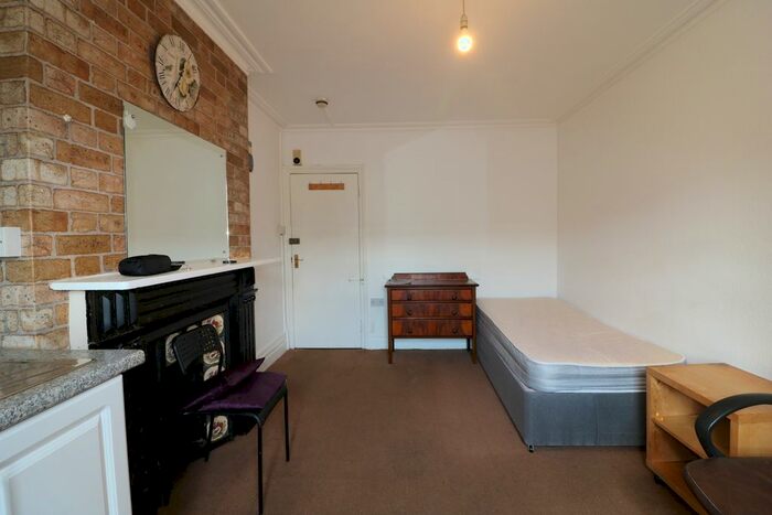 Studio To Rent In Streathbourne Road, London, SW17