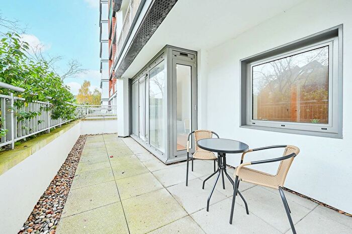 1 Bedroom Flat To Rent In Holland Gardens, Brentford, TW8