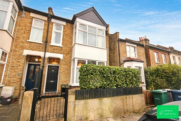 4 Bedroom Semi Detached House For Sale In Avenue Road, London, N12