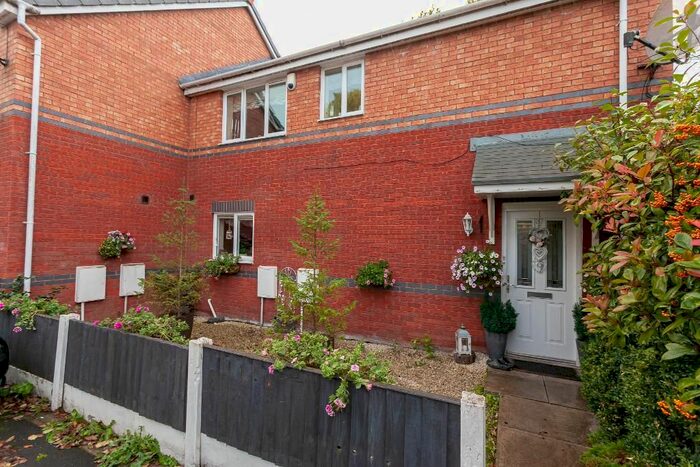 4 Bedroom Semi-Detached House To Rent In Lingfield Avenue, Sale, Manchester, M33