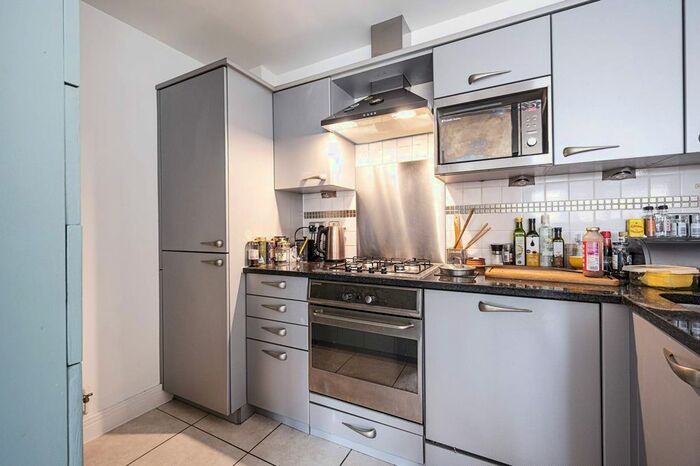 2 Bedroom Flat To Rent In Goswell Road, Clerkenwell, London, EC1V