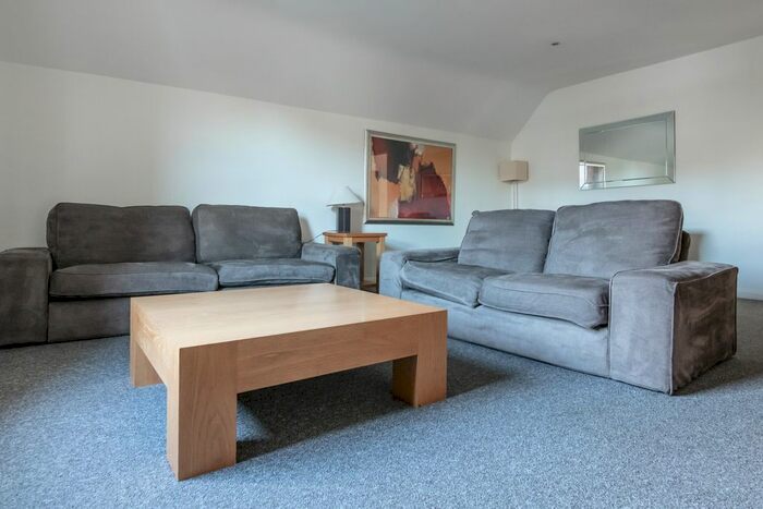 3 Bedroom Flat To Rent In Kew Gardens Road, London, TW9