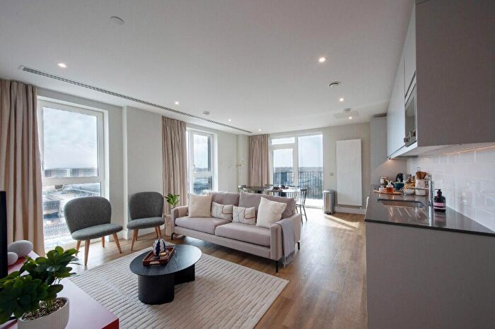 3 Bedroom Apartment To Rent In Moat Street, London, SW11