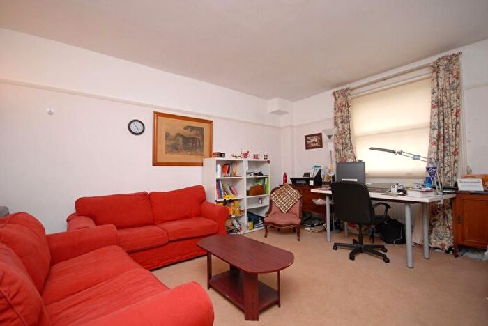 3 Bedroom Flat To Rent In Cornwall Gardens, South Kensington, London, SW7