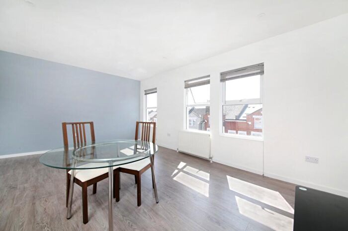 2 Bedroom Flat To Rent In Comyn Road, Clapham Junction, SW11