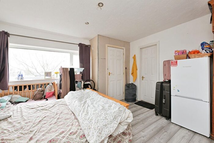 6 Bedroom Semi-Detached House For Sale In Reynard Way, Northampton, NN2