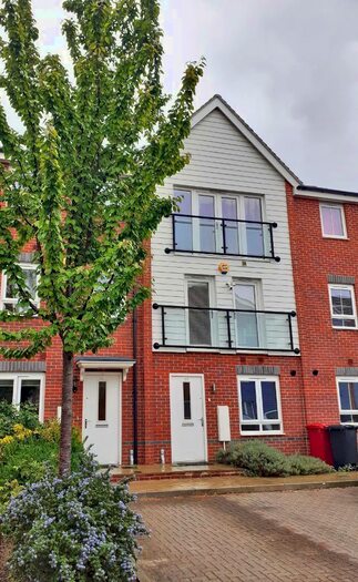4 Bedroom Terraced House To Rent In Edgeworth Close, Langley, SL3