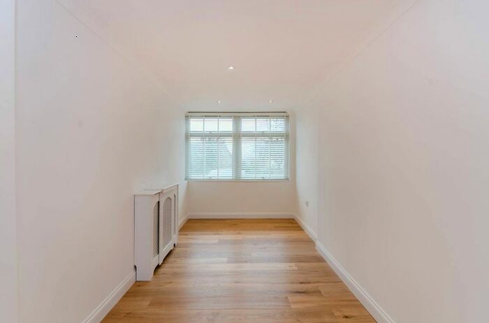 3 Bedroom Property To Rent In Savona Close, Wimbledon, London, SW19