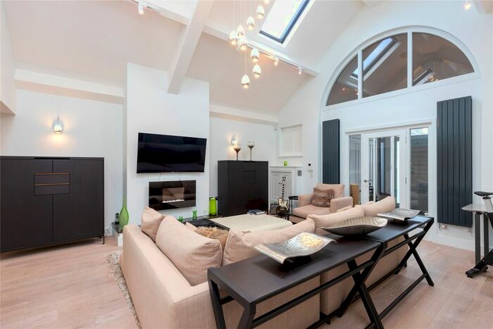 2 Bedroom Detached House To Rent In Wycombe End, Beaconsfield, Buckinghamshire, HP9