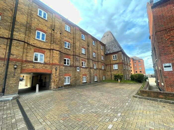 2 Bedroom Flat For Sale In Clifton Road, Gravesend, Kent, DA11
