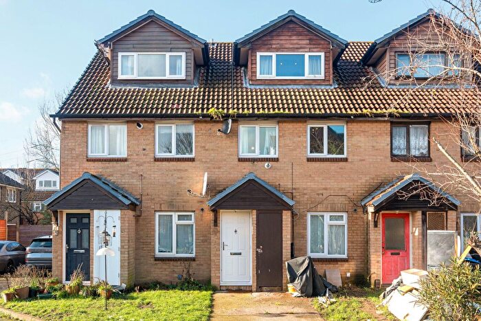 2 Bedroom Maisonette For Sale In Sutherland Drive, Wimbledon, London, SW19