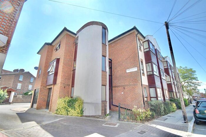 1 Bedroom Flat To Rent In Castle Road, Southsea, PO5