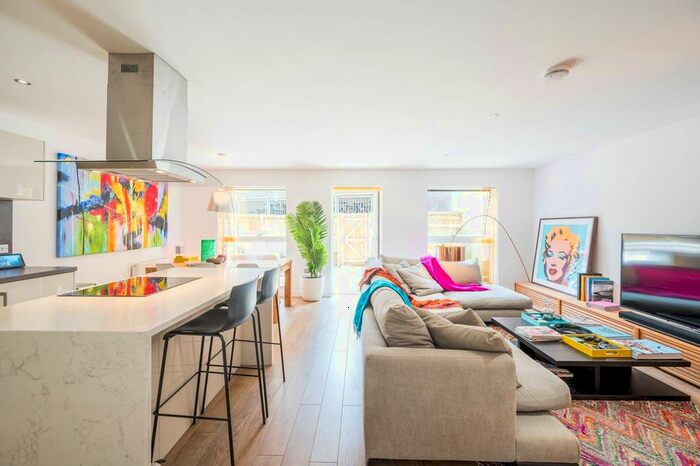 2 Bedroom Flat To Rent In Bedford Road, Clapham North, London, SW4