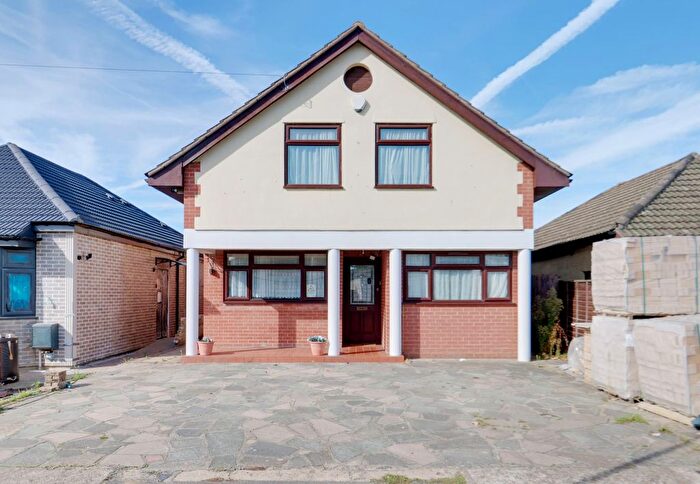 5 Bedroom Detached House For Sale In Elmer Gardens, Rainham, RM13