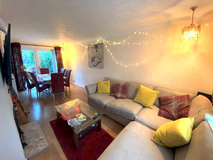 4 Bedroom Semi-Detached House To Rent In Queens Avenue, Canterbury, CT2