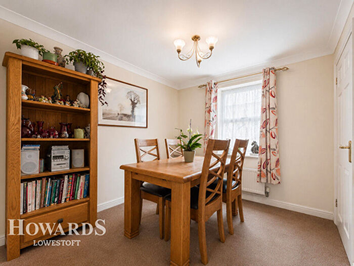 3 Bedroom Detached House For Sale In Willowbrook Close, Carlton Colville, NR33