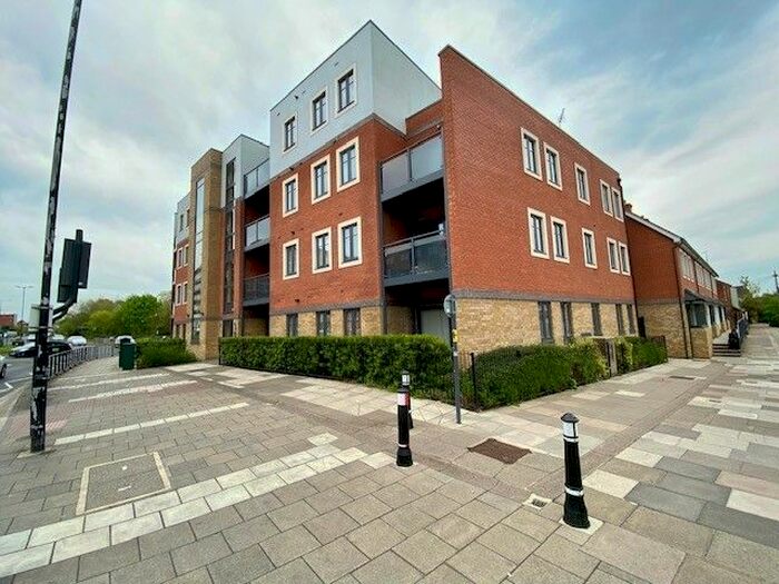 2 Bedroom Flat To Rent In Exchange Street, Aylesbury, HP20