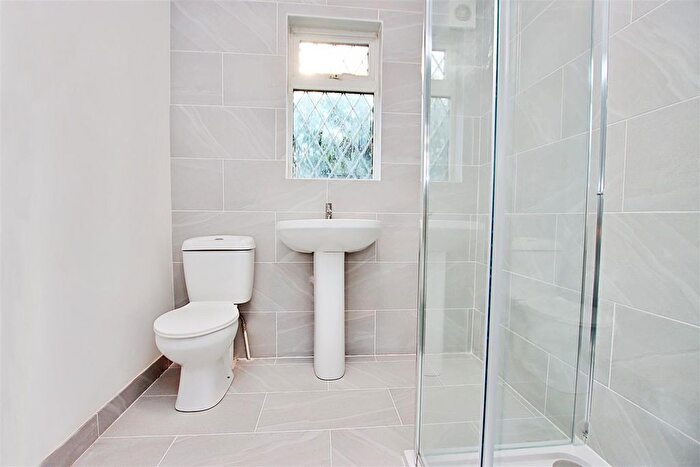 2 Bedroom Bungalow For Sale In Grosvenor Road, Borehamwood, WD6