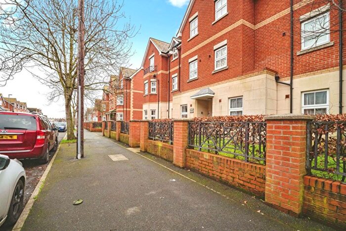 2 Bedroom Flat For Sale In Kirtleton Avenue, Weymouth, Dorset, DT4