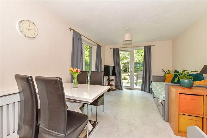 2 Bedroom Flat For Sale In Medway Road, Tunbridge Wells, Kent, TN1