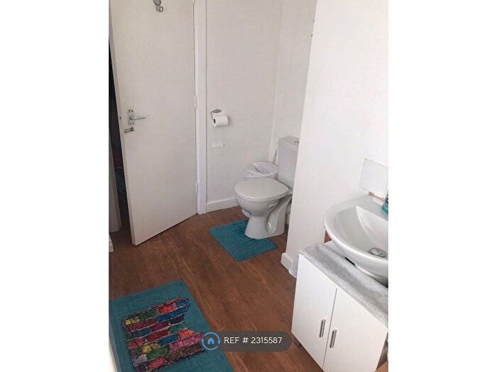 1 Bedroom Flat To Rent In Roundhay Place, Leeds, LS8