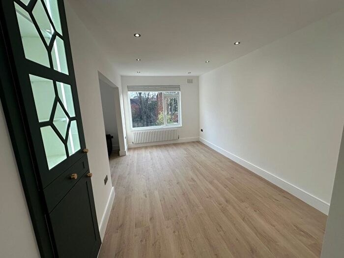 3 Bedroom Flat To Rent In Platts Lane, London, NW3