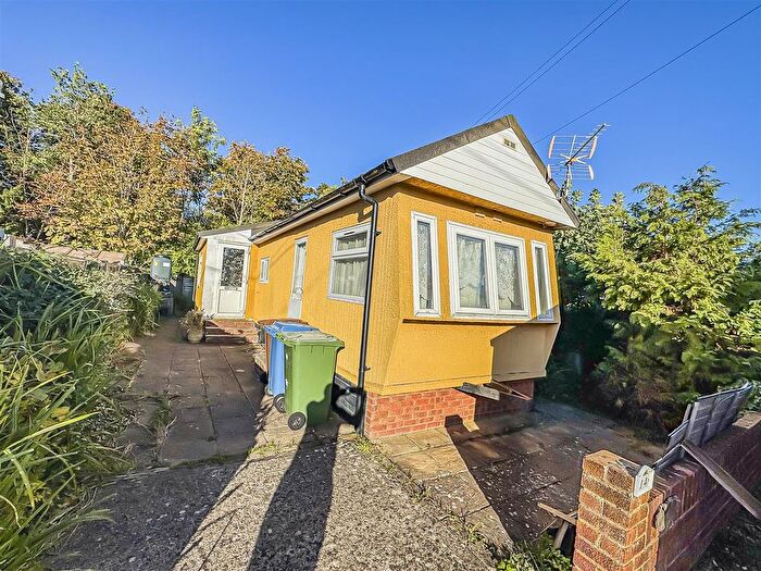 2 Bedroom Mobile/park Home For Sale In Cranbourne Hall Park, Windsor, SL4