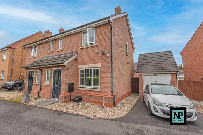 3 Bedroom Semi-Detached House To Rent In Boulder Close, Wilnecote, B77